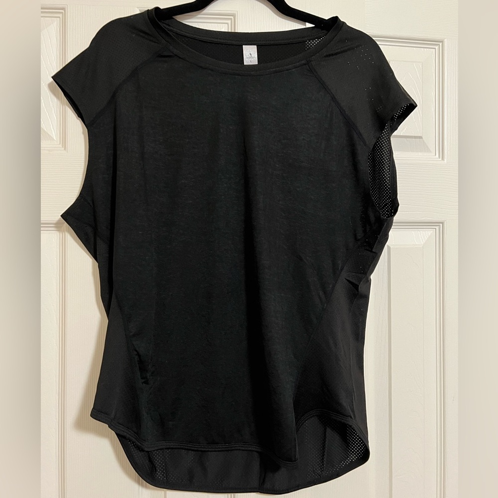 Black breathable mesh workout tee